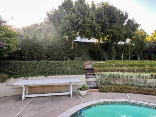 Sunny Family-friendly house with sparkling pool - image 4