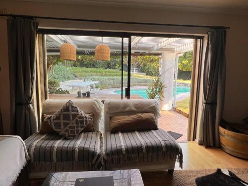 Sunny Family-friendly house with sparkling pool - main image