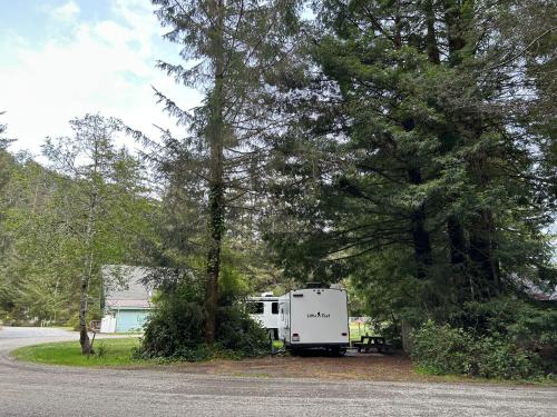 A szálláshely kívülről, Little Foot RV in Klamath (CA)
