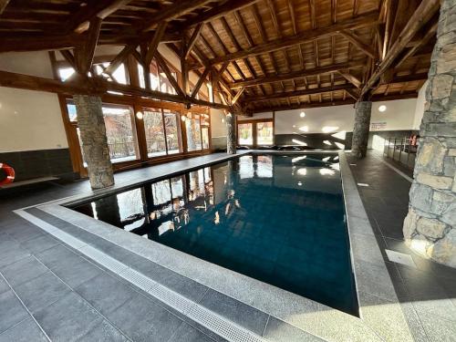 Vue montagne, piscine privée, au coeur de Samoëns