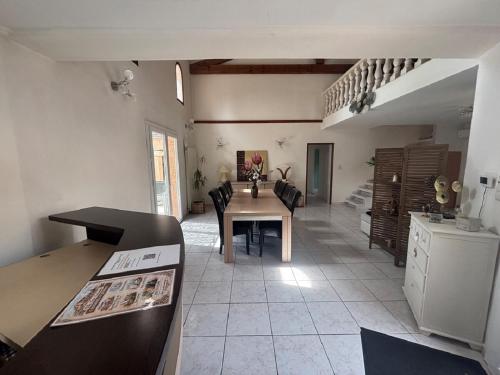 Banketu zāle, Villa Nizas Enchantée (Villa Nizas Enchantee) in Fontes (Languedoc-Roussillon)