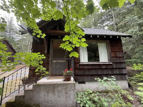 Walsh Cottage on the shores of Lake McDonald in Crystal Ford (MT)