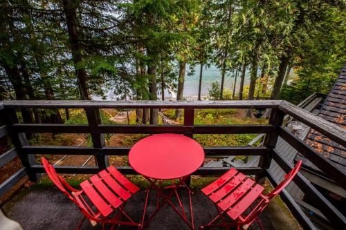 The Boathouse on the shores of Lake McDonald Glaci in 西冰河(蒙大拿州）