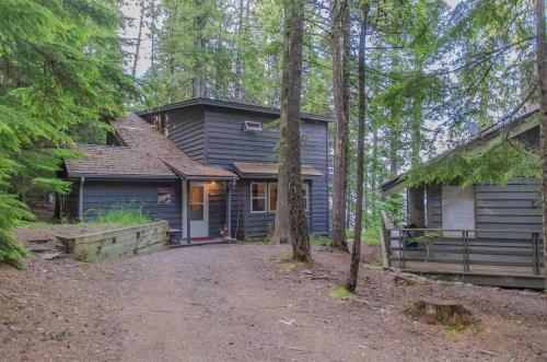 The Boathouse on the shores of Lake McDonald Glaci in 西冰河(蒙大拿州）