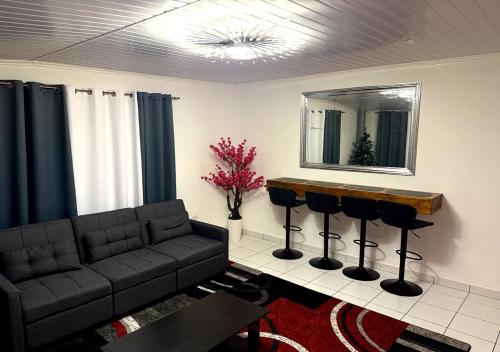 Cozy Escape 0,34km Walk to Mangel Halto Beach – khách sạn tại Balashi