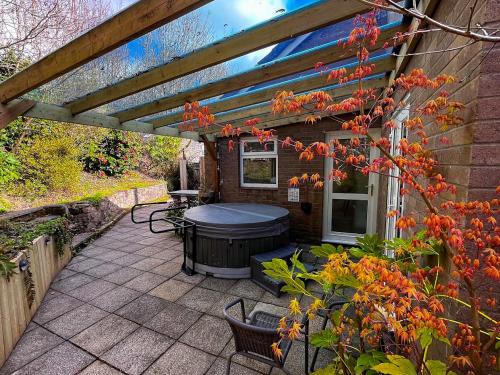 Hot tub, Canyon Cottage in Pontneddfechan