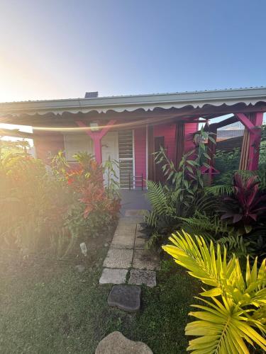 Spacious and quiet bungalow close to beaches in Sainte Rose