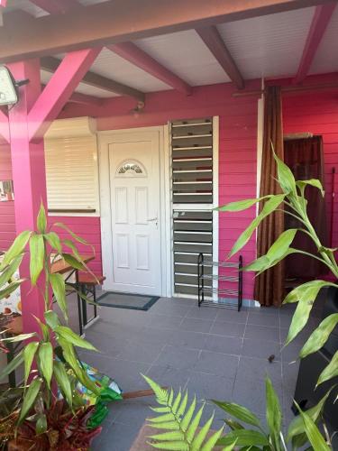 Spacious and quiet bungalow close to beaches in Sainte Rose