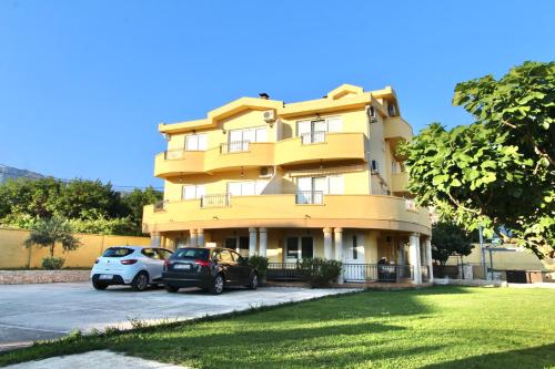 Cejovic Apartments & Pool