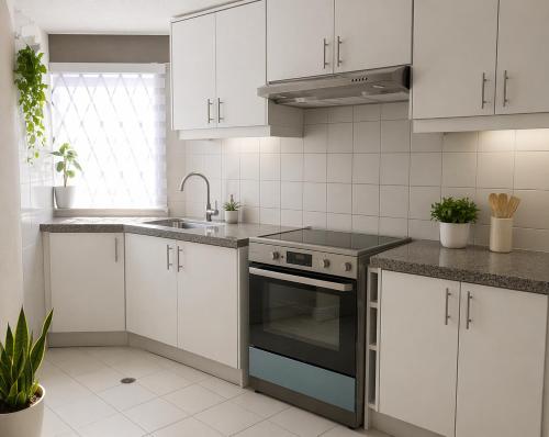 Konyha, Spacious 3BR Condo near La Carolina Family Friendly Sleeps 6 in El Batan