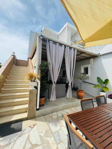 Yanna's Apartments 3
