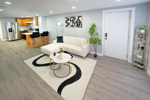 Modern 2BR Gem Free Parking-10 min Midway Airport-15 min Dtwn in Cicero