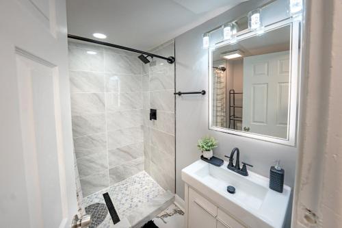Modern 2BR Gem Free Parking-10 min Midway Airport-15 min Dtwn in Cicero