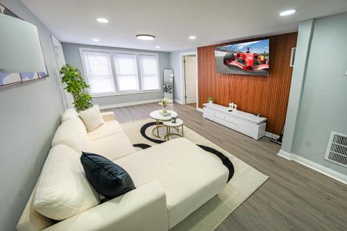Modern 2BR Gem Free Parking-10 min Midway Airport-15 min Dtwn in Cicero