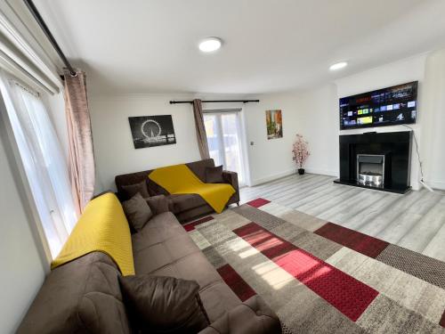 Spacious 3-Bed Home with Garden, Private Parking, Smart Tv's, Fast Wi-Fi, Londýn