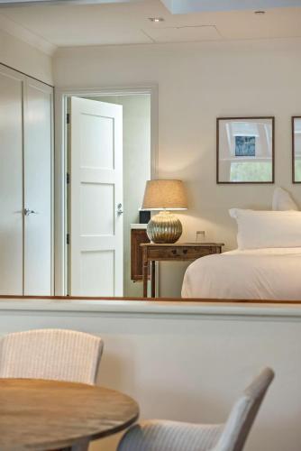 Creighton 2- Spacious Lakeshore Apartment - image 11
