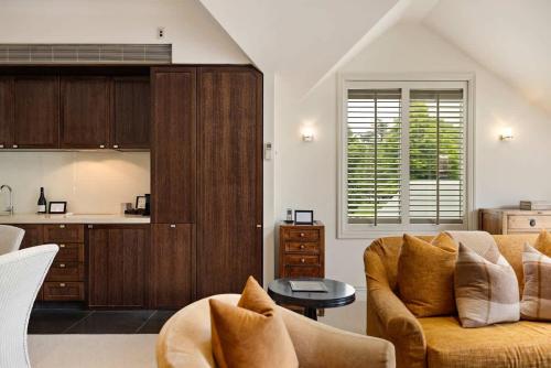 Creighton 2- Spacious Lakeshore Apartment - main image