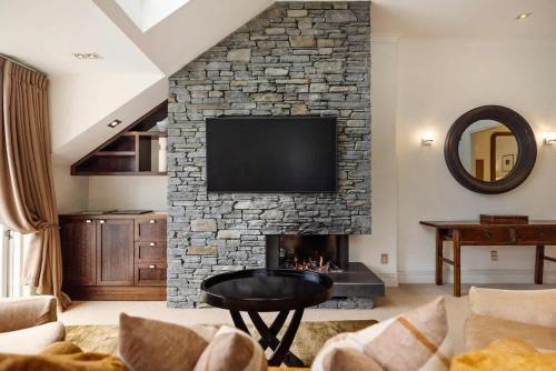 Creighton 2- Spacious Lakeshore Apartment - image 13
