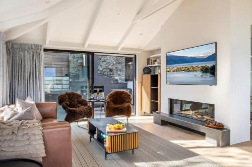 Earnslaw Terrace Luxury Villa-Hot Tub & Lake Views - image 8