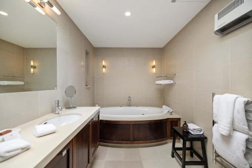 Creighton 2- Spacious Lakeshore Apartment - image 5