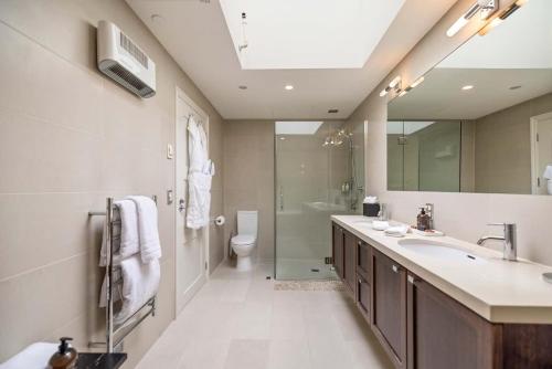 Creighton 2- Spacious Lakeshore Apartment - image 9