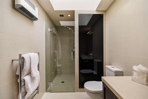 Creighton 2- Spacious Lakeshore Apartment - image 7