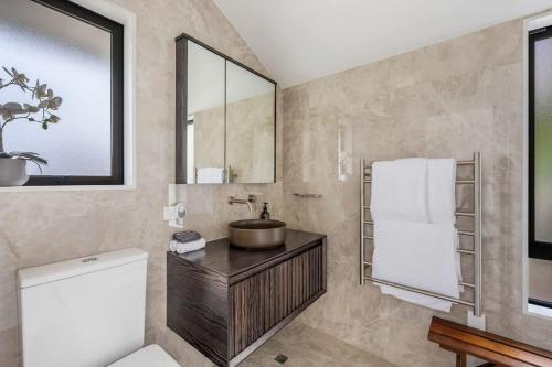 Earnslaw Terrace Luxury Villa-Hot Tub & Lake Views - image 7