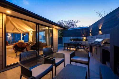Earnslaw Terrace Luxury Villa-Hot Tub & Lake Views - image 9