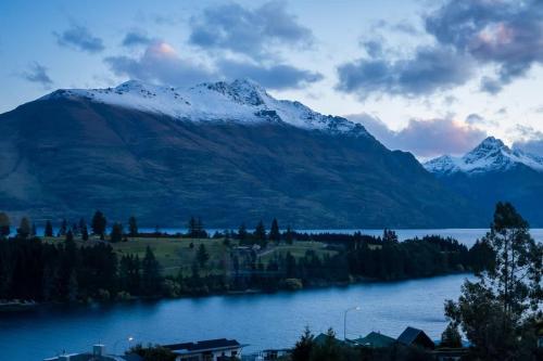 Earnslaw Terrace Luxury Villa-Hot Tub & Lake Views - main image