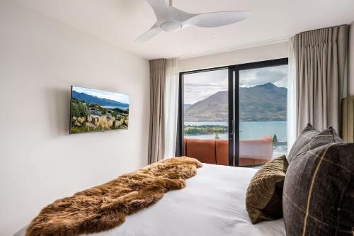 Solara Apt Luxury 2BR Free Parking BBQ & Views - image 12