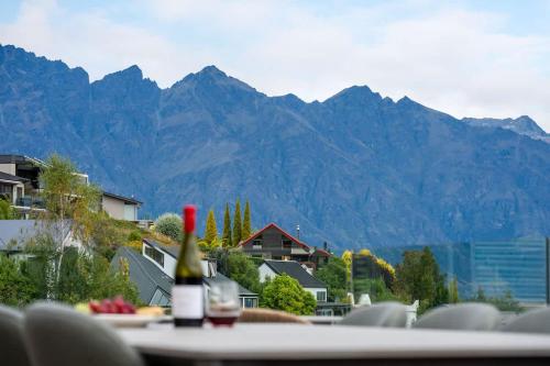 Solara Apt Luxury 2BR Free Parking BBQ & Views - image 4