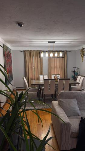 Clifford Luxury Retreat 3BR Self Check In Home in 惠廷斯維爾