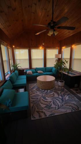 Clifford Luxury Retreat 3BR Self Check In Home in 惠廷斯維爾