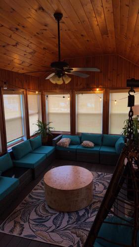 Clifford Luxury Retreat 3BR Self Check In Home in 惠廷斯維爾