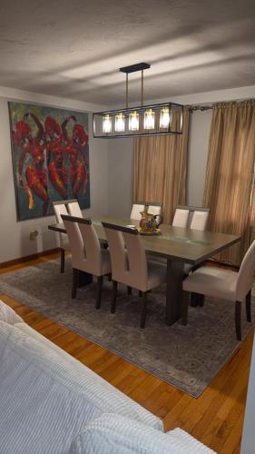 Clifford Luxury Retreat 3BR Self Check In Home in 惠廷斯維爾