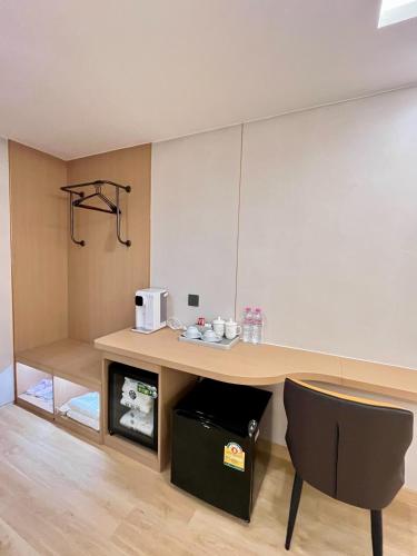 room detail thumbnail 2