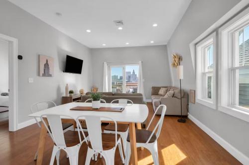 Jennifers Penthouse Panoramic City View Apartment with Deck in Providence, USA