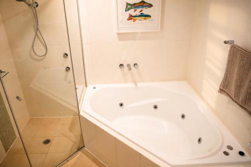 卫浴间, Oaks Port Stephens Pacific Blue Resort 2 Bed Sea Salt Escape in 史提芬斯港
