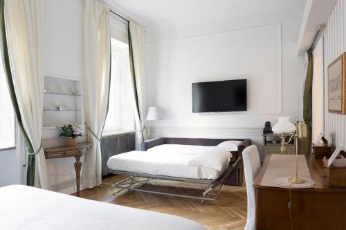 1 king bed, 2 twin beds