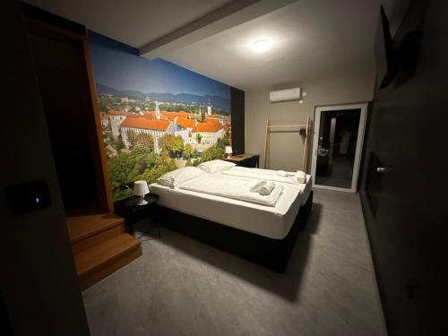 1 queen bed, 2 twin beds
