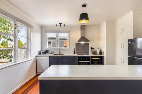 Central Taupo Getaway by Aotearoa Escapes - image 4
