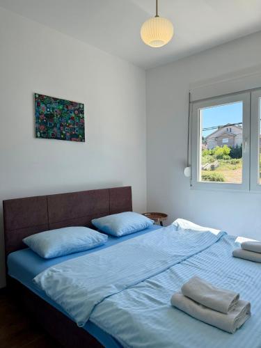 Entire 1-bedroom apartment with free parking