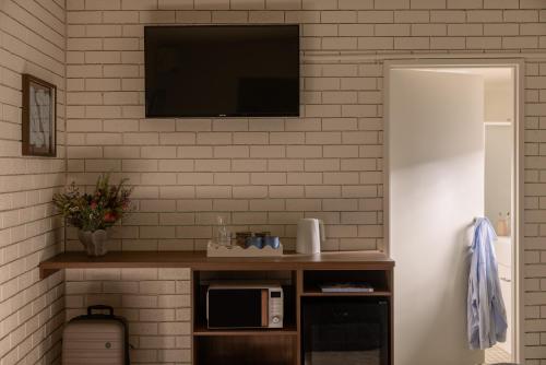 Gold Coast Airport Motel - Only 300 Meters To Airport Terminal in Bilinga