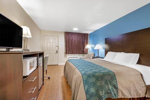 Econo Lodge Woodstock - Shenandoah Valley I-81 - image 25