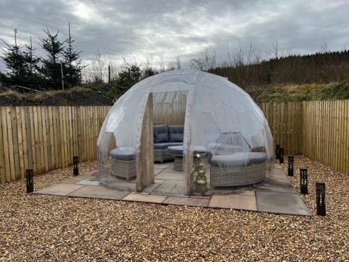 Maneight Retreat with Hot tub in Камнок