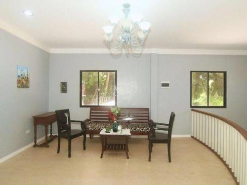 5 Bedroom house in Poblacion Cebu in Compostela