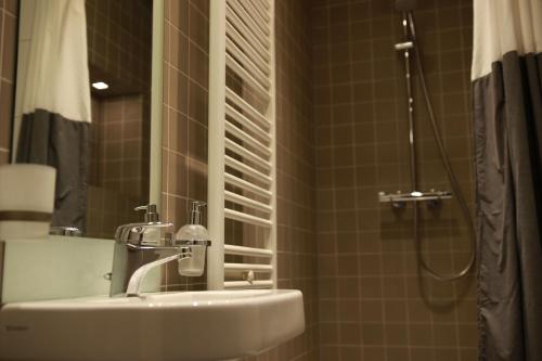 Amsterdam Canal Hotel - image 4