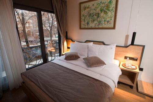 Solun's Riverside Rooms - Tap to explore photos