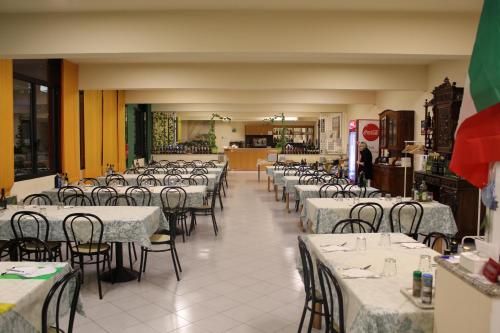 Restaurant, Ospitalita San Tommaso d'Aquino near Piazza Maggiore