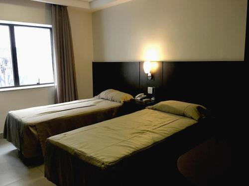 Deluxe Twin Room image 4